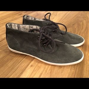 NWOT Womens Grey Suede Chukka Boot Size 6